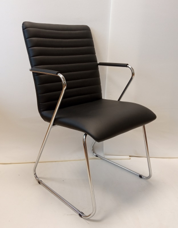 Стул офисный Task Chrome экокожа черная