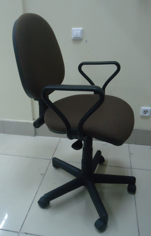 Компьютерное кресло Метро Самба ткань коричневая с точкой